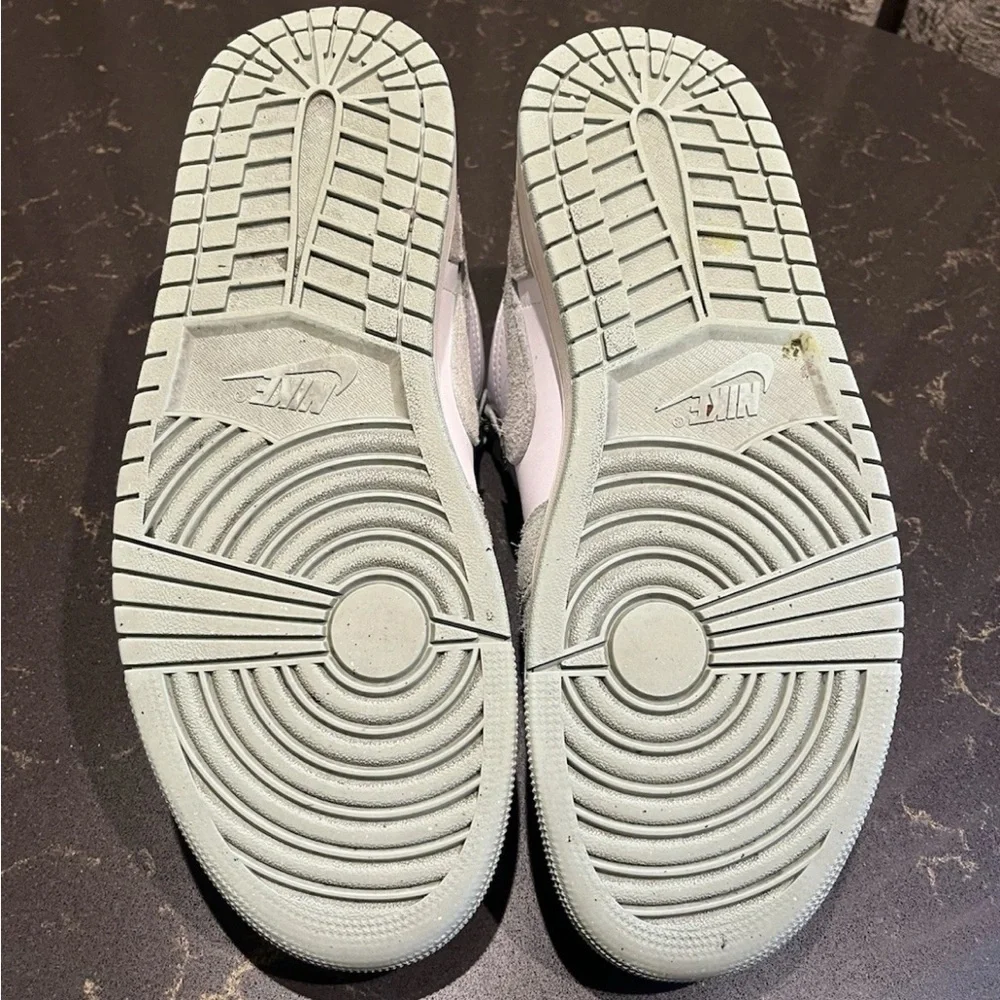 Air Jordan 1 Low SE Seafoam Green - Size 10.5